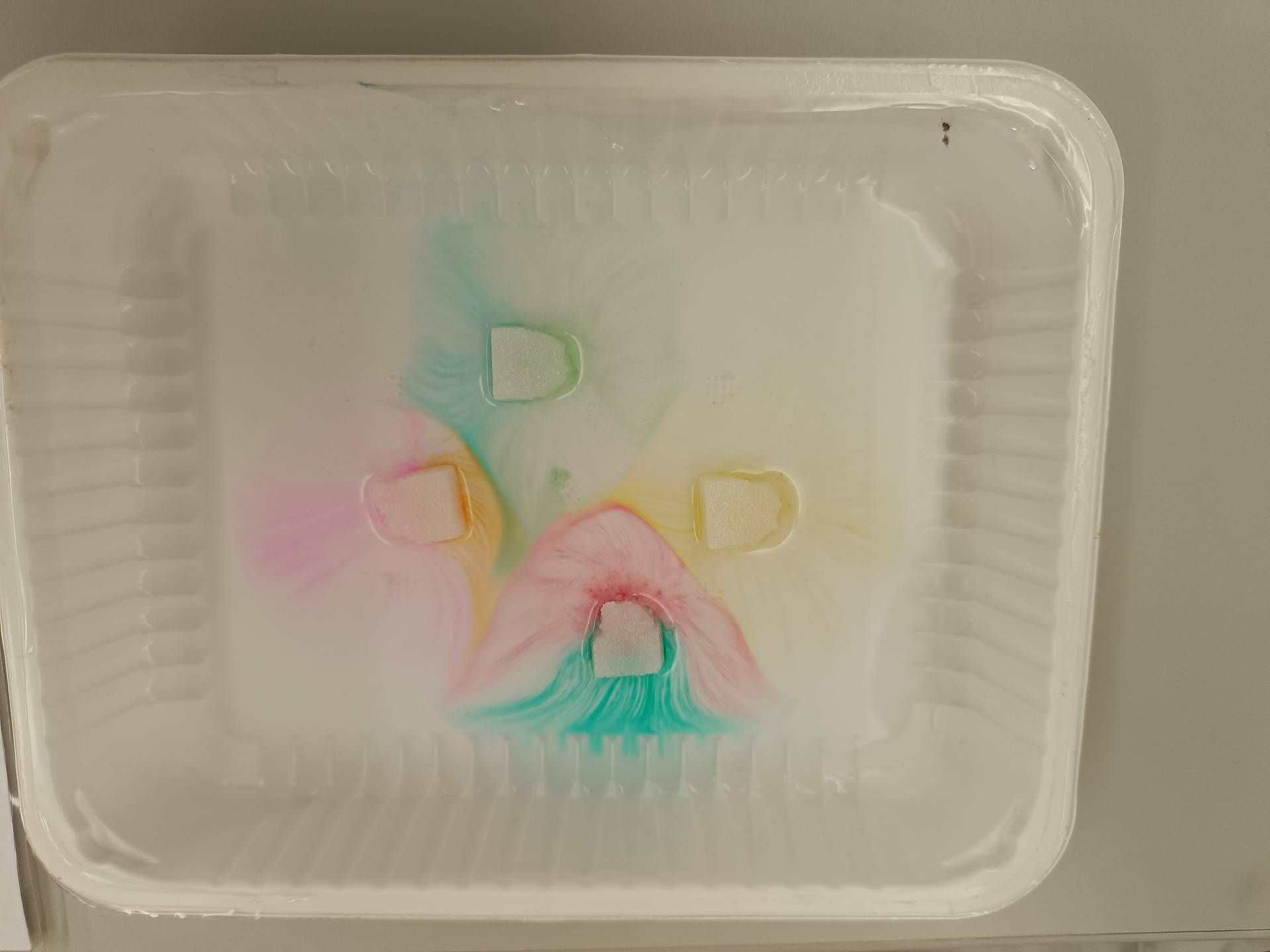 Zuckermoleküle verteilen Farben im Wasserbad