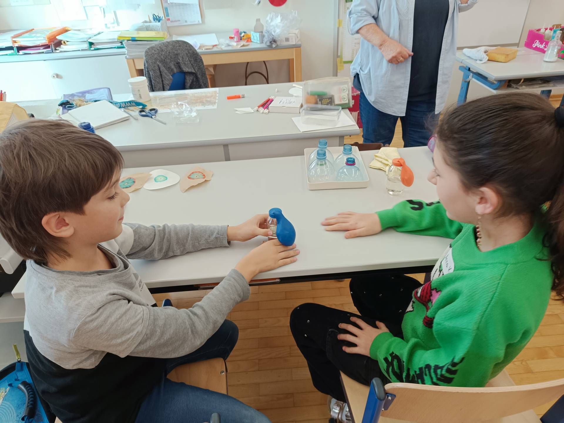 Chemische Reaktion - Essig und Backpulver vermengt